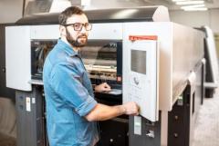 Обслуживание печатных машин и упаковка продукции на печатной фабрике